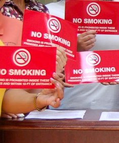 Volunteers push no smoking message