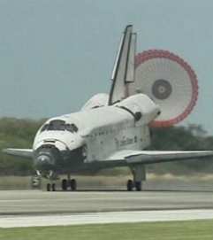 Shuttle Discovery lands after final voyage