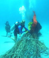 Divers pull up 1000lb ghost net from ocean