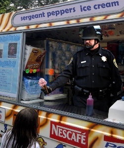 New-York-Cop-Selling-Ice-Creams--92685 (251x300).jpg